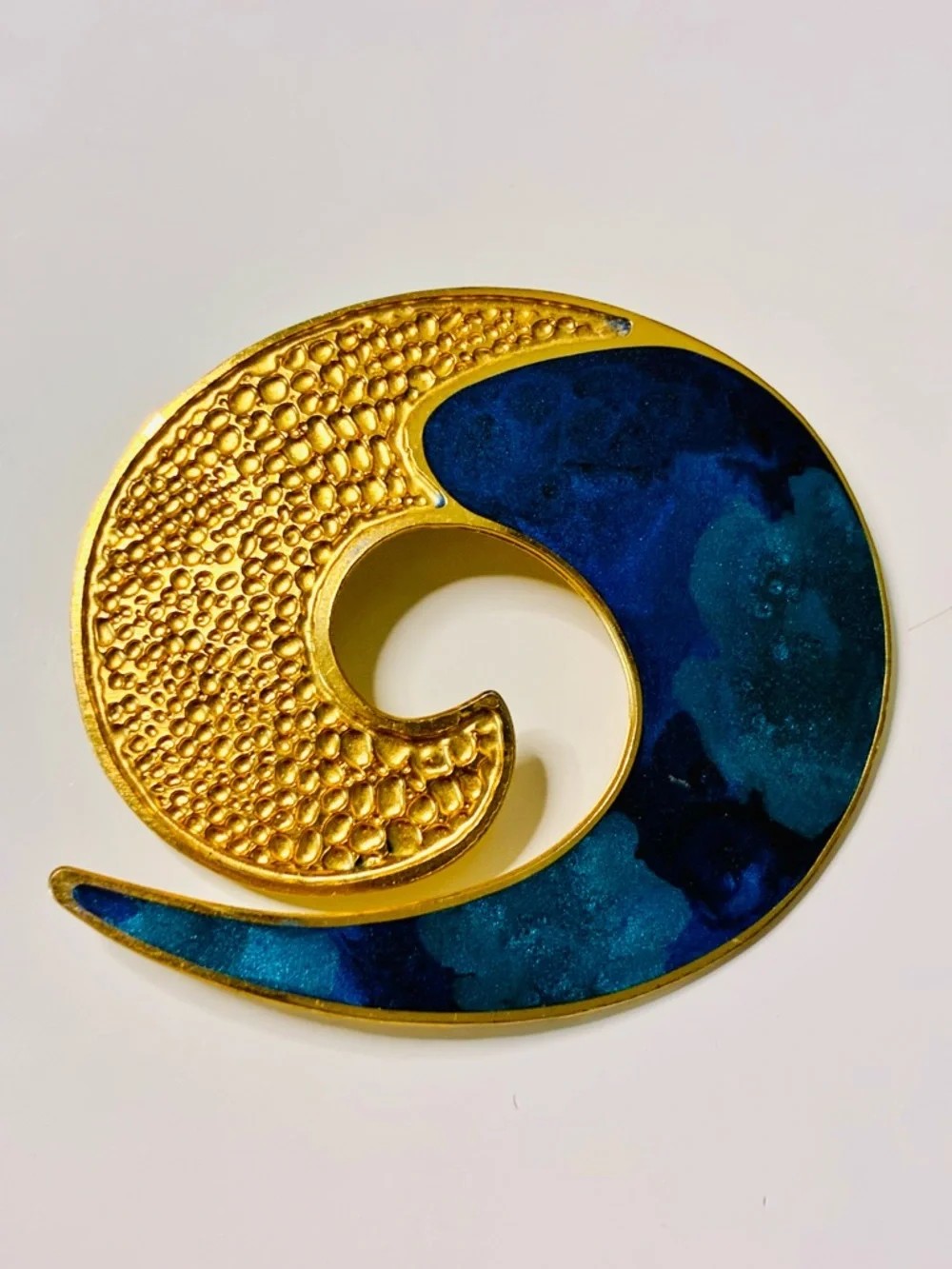VTG Matte Enamel Gold Blue Swirl Textured Brooch - Women's Decorative Pin EUC